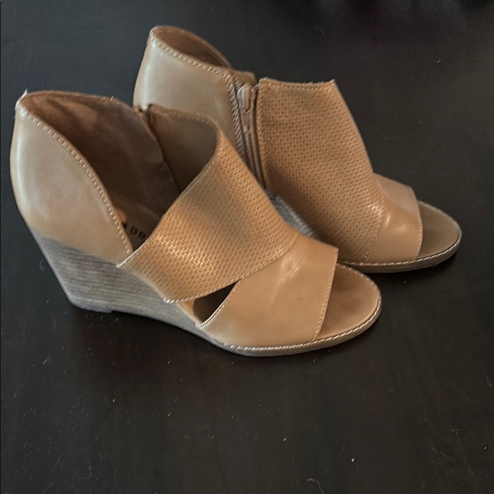 Lucky Brand Women's Tan Wedge Sandals